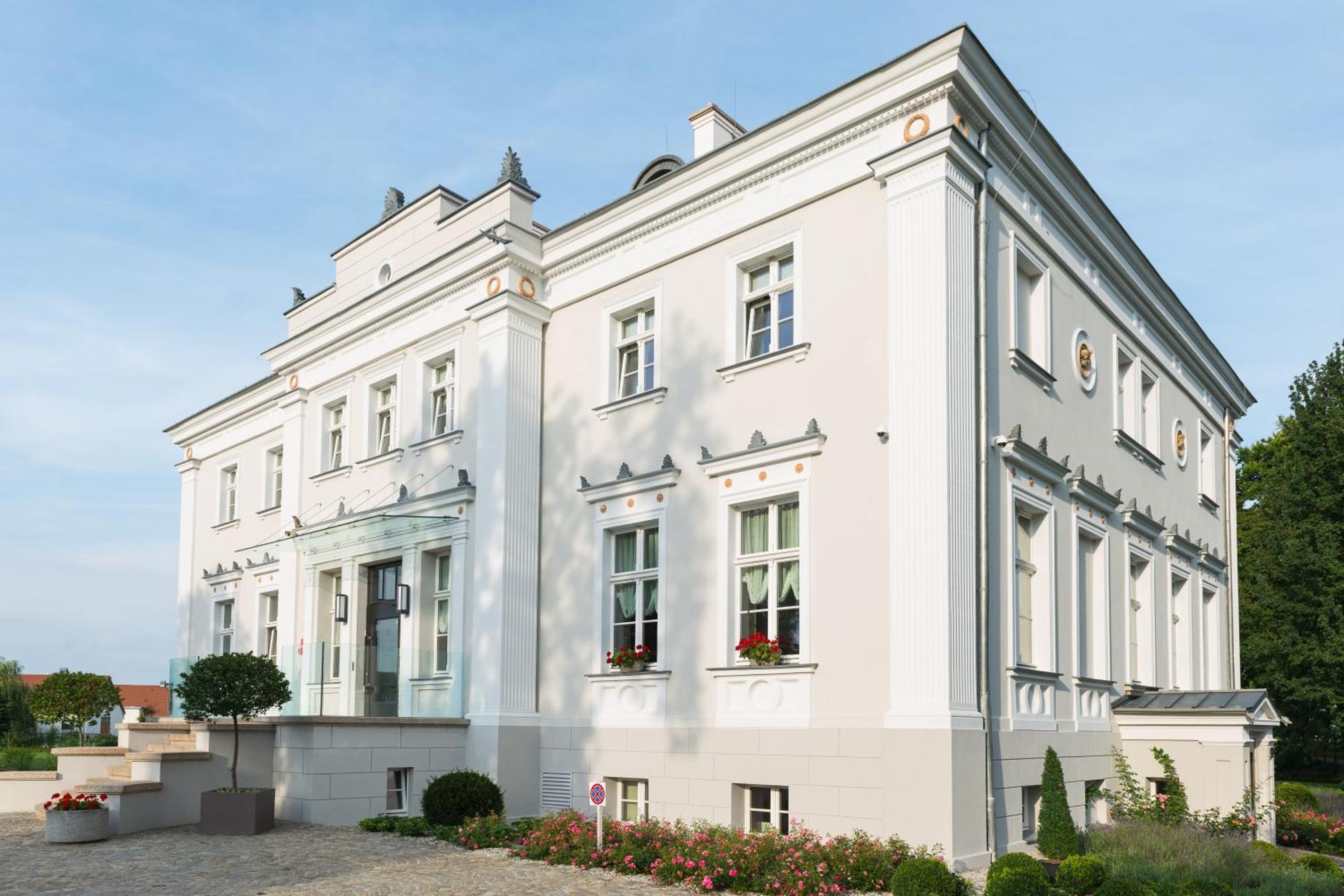 Hotel Jakubus Wilkow  Exteriör bild