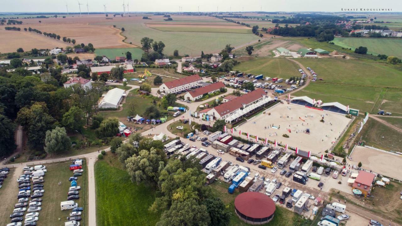 Hotel Jakubus Wilkow  Exteriör bild